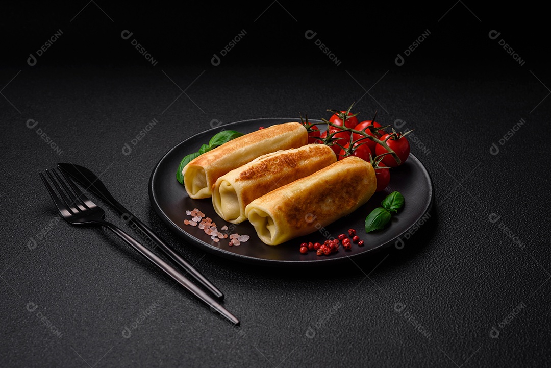 Deliciosas panquecas fritas caseiras frescas com brócolis e carne ou peixe com sal e especiarias sobre um fundo escuro de concreto