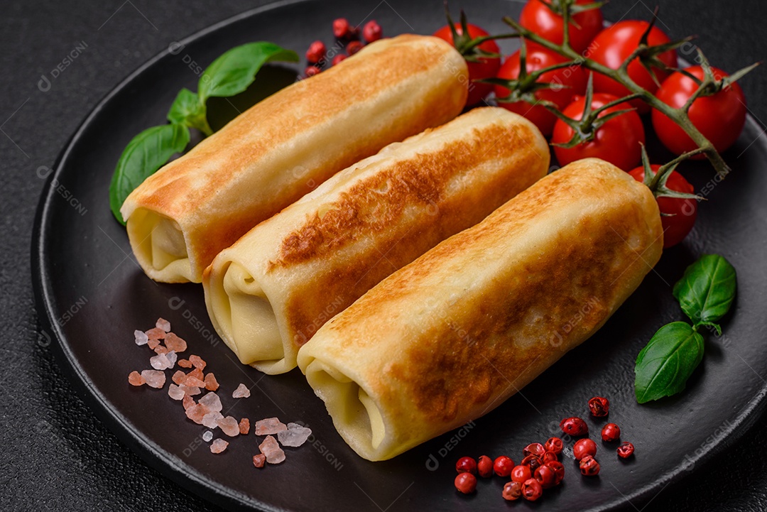 Deliciosas panquecas fritas caseiras frescas com brócolis e carne ou peixe com sal e especiarias sobre um fundo escuro de concreto