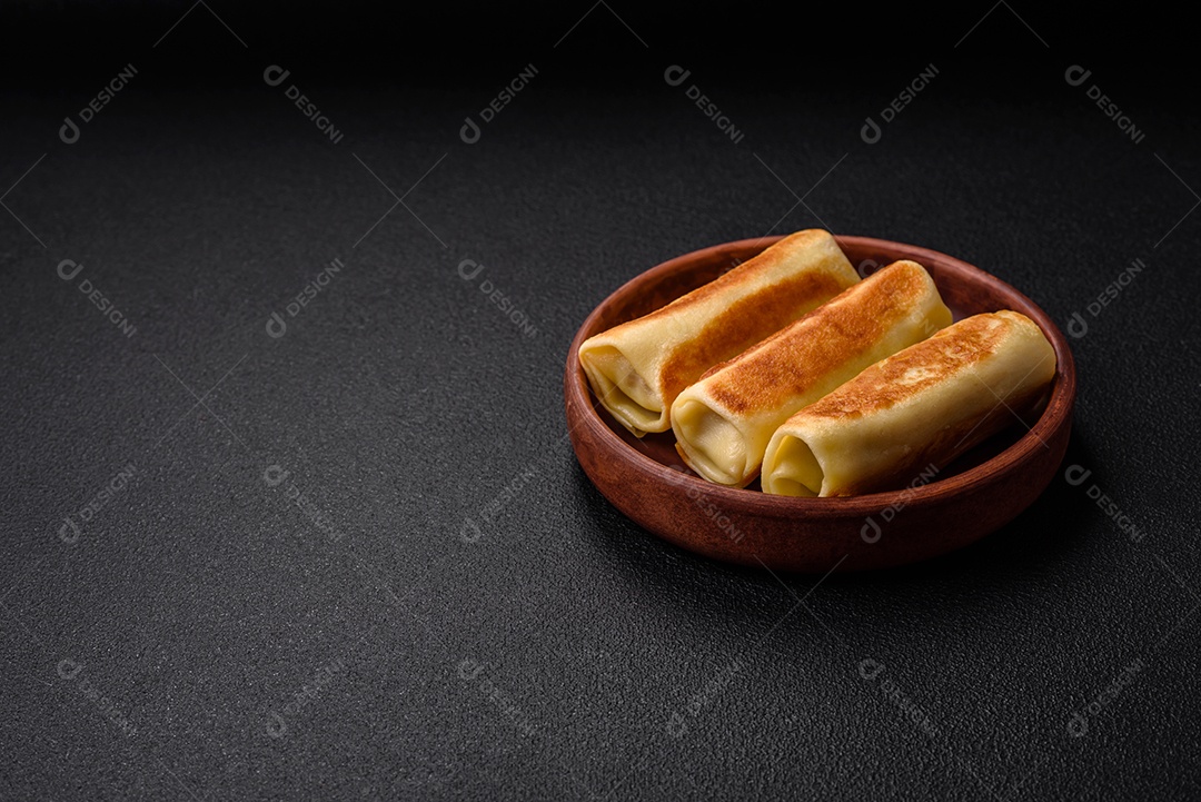 Deliciosas panquecas fritas caseiras frescas com brócolis e carne ou peixe com sal e especiarias sobre um fundo escuro de concreto