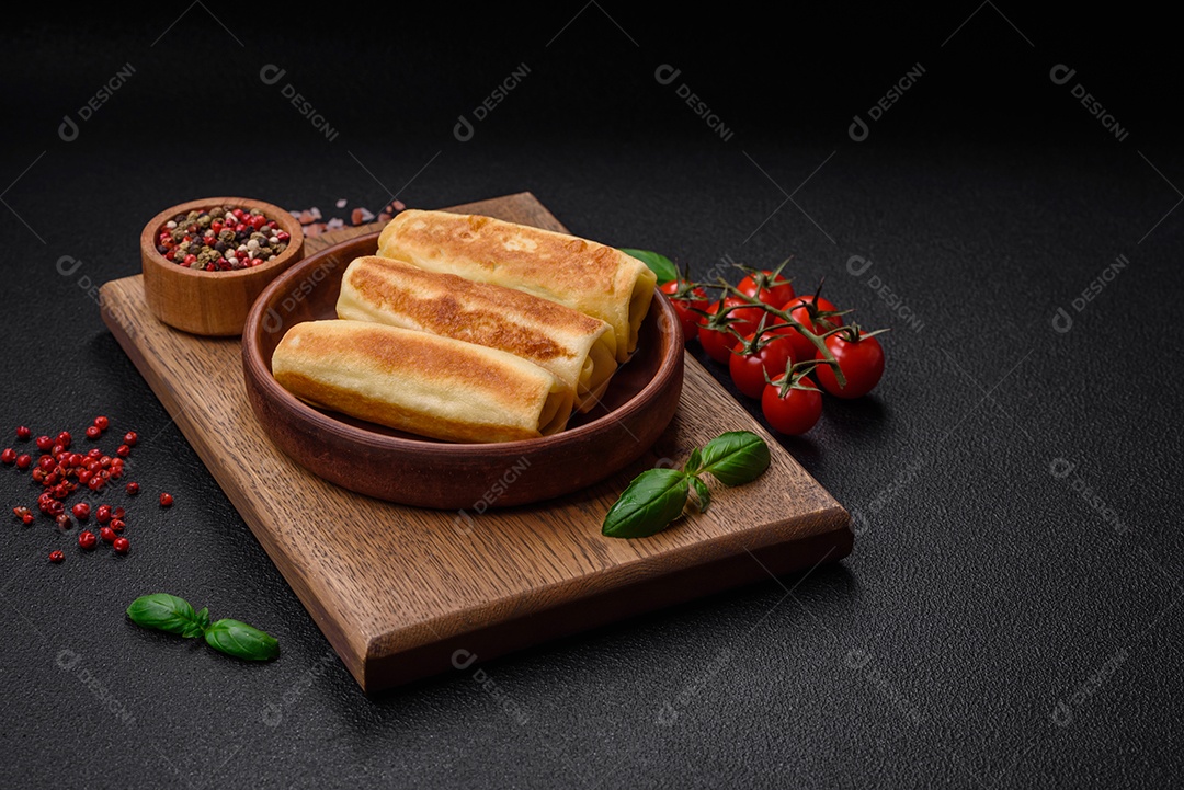 Deliciosas panquecas fritas caseiras frescas com brócolis e carne ou peixe com sal e especiarias sobre um fundo escuro de concreto