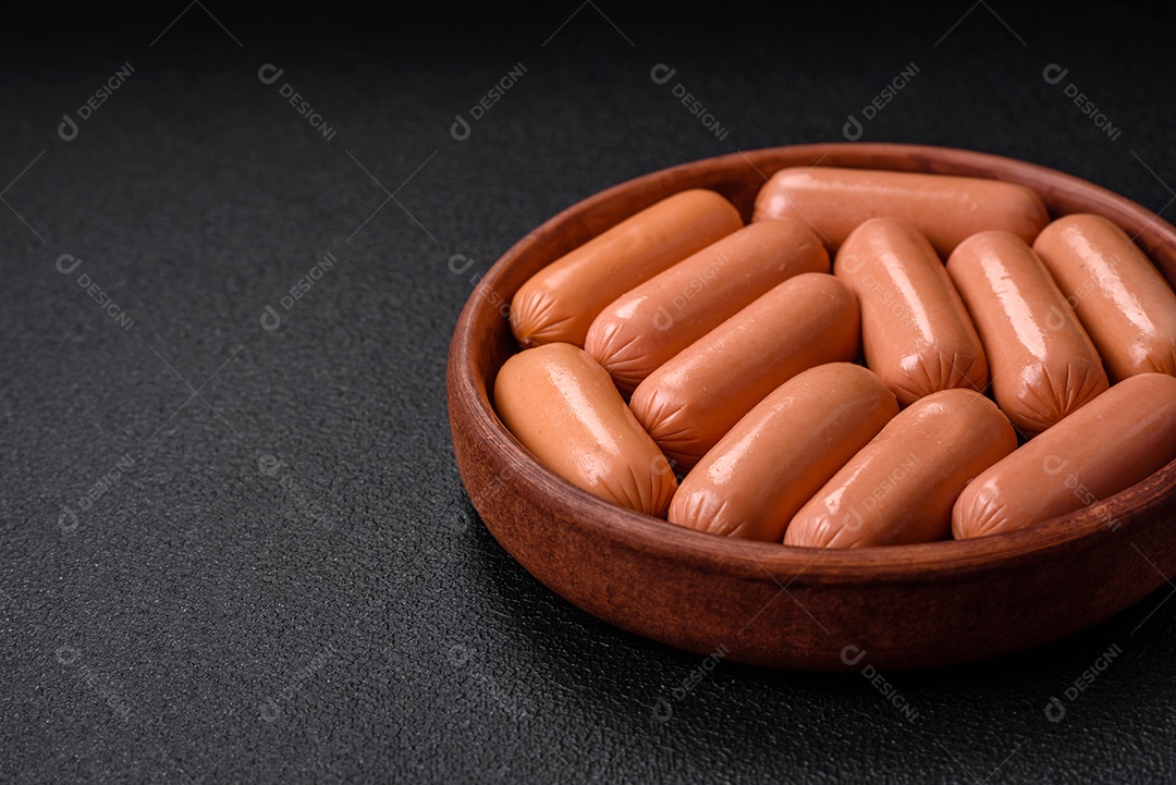 Deliciosa salsicha vegetariana fresca ou salsicha feita de proteína vegetal tofu ou leguminosas seitan, trigo magro com sal e especiarias em fundo de textura