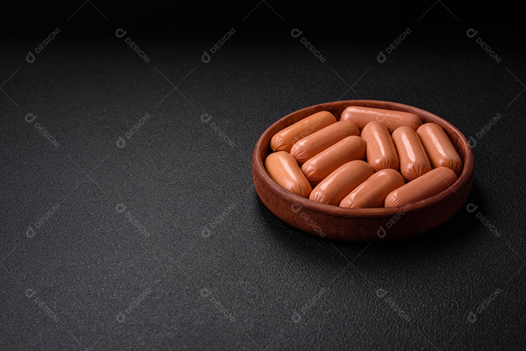 Deliciosa salsicha vegetariana fresca ou salsicha feita de proteína vegetal tofu ou leguminosas seitan, trigo magro com sal e especiarias em fundo de textura