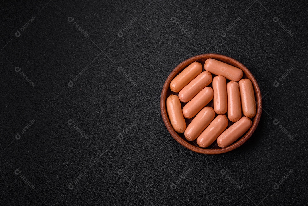 Deliciosa salsicha vegetariana fresca ou salsicha feita de proteína vegetal tofu ou leguminosas seitan, trigo magro com sal e especiarias em fundo de textura