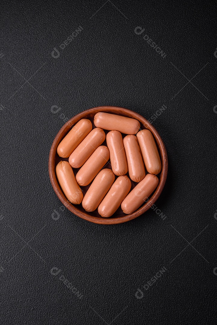 Deliciosa salsicha vegetariana fresca ou salsicha feita de proteína vegetal tofu ou leguminosas seitan, trigo magro com sal e especiarias em fundo de textura