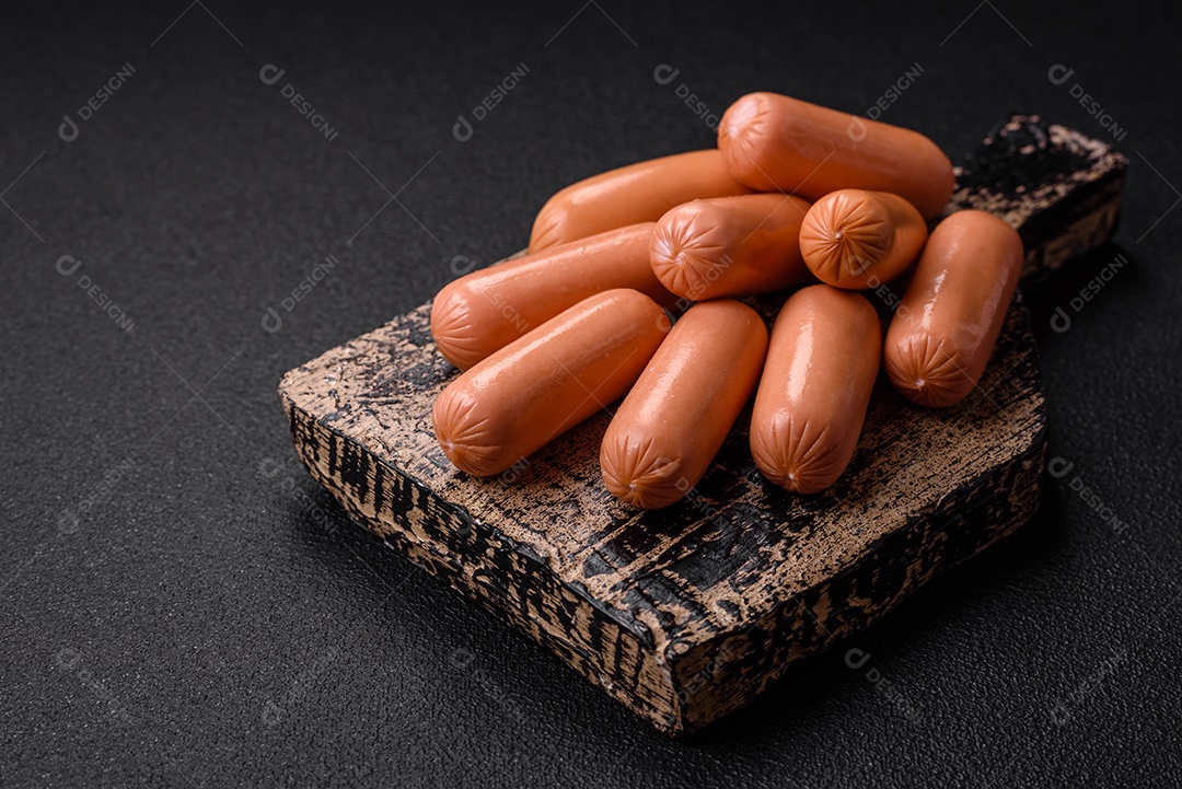 Deliciosa salsicha vegetariana fresca ou salsicha feita de proteína vegetal tofu ou leguminosas seitan, trigo magro com sal e especiarias em fundo de textura