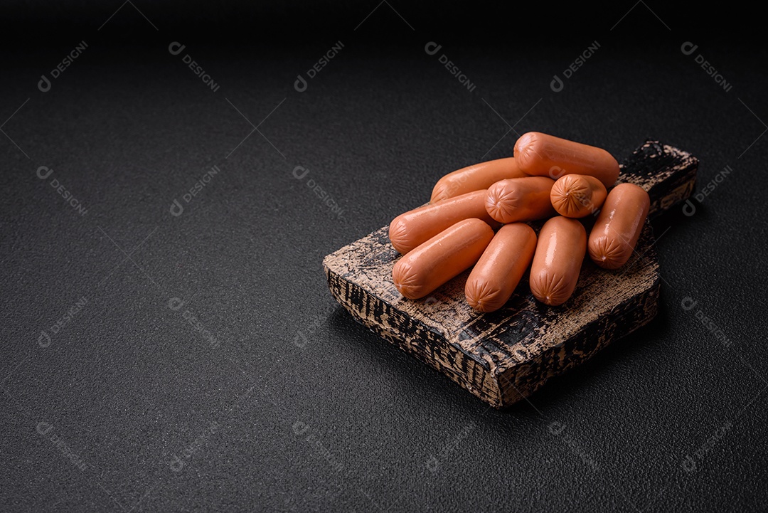 Deliciosa salsicha vegetariana fresca ou salsicha feita de proteína vegetal tofu ou leguminosas seitan, trigo magro com sal e especiarias em fundo de textura