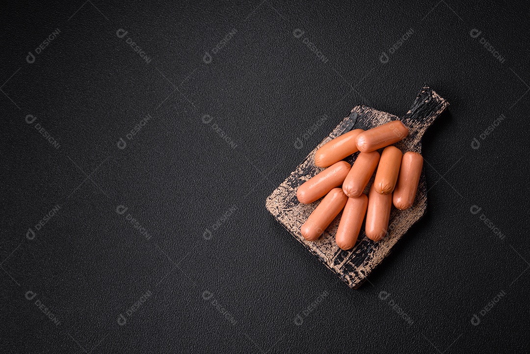 Deliciosa salsicha vegetariana fresca ou salsicha feita de proteína vegetal tofu ou leguminosas seitan, trigo magro com sal e especiarias em fundo de textura