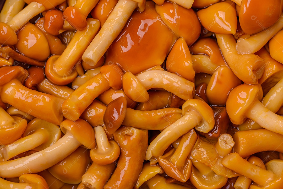 Bife de filé mignon cru com sal, especiarias e ervas em um fundo escuro de concreto