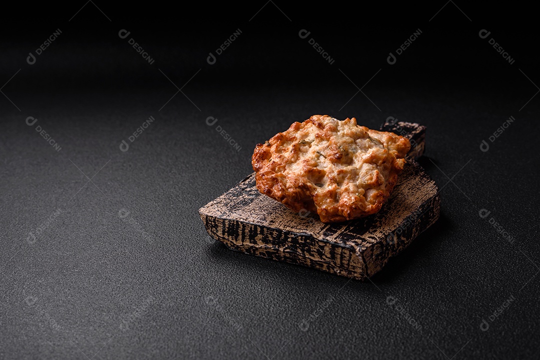 Deliciosa costeleta de frango frito ou carne de porco frita à milanesa com sal, especiarias e ervas sobre um fundo escuro de concreto