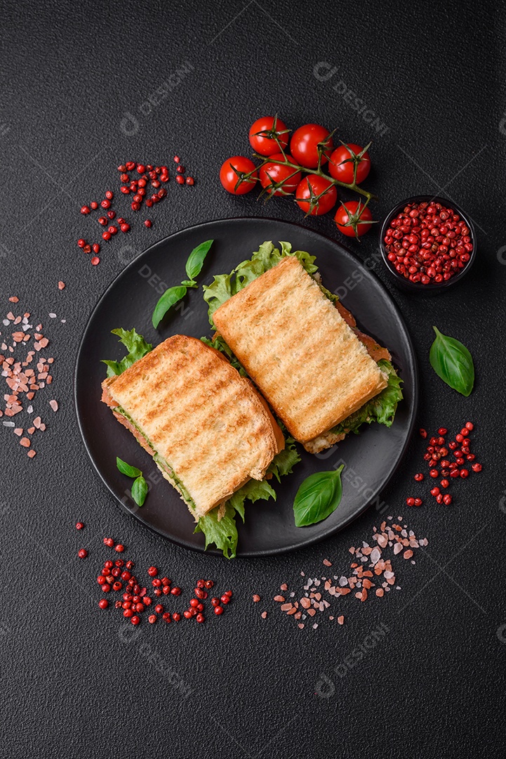 Delicioso pão trançado crocante com passas dentro e glacê branco fora sobre um fundo escuro de concreto