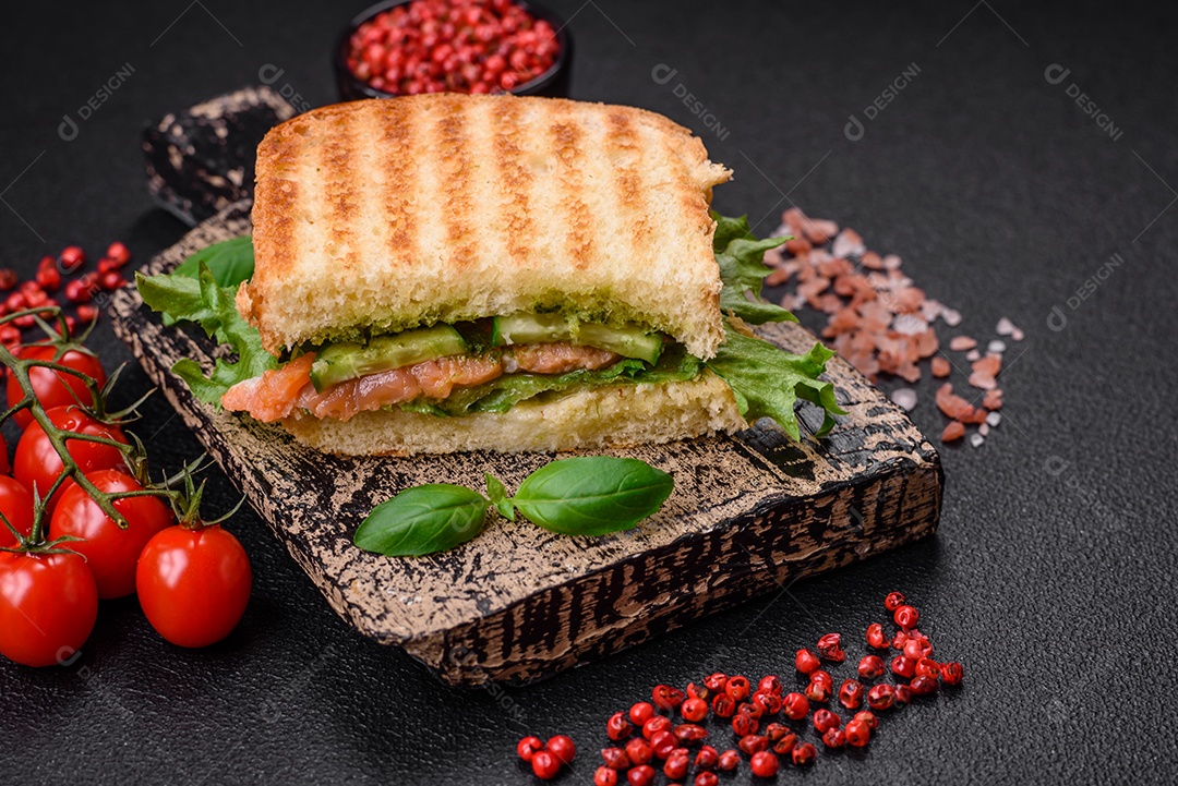 Delicioso pão trançado crocante com passas dentro e glacê branco fora sobre um fundo escuro de concreto
