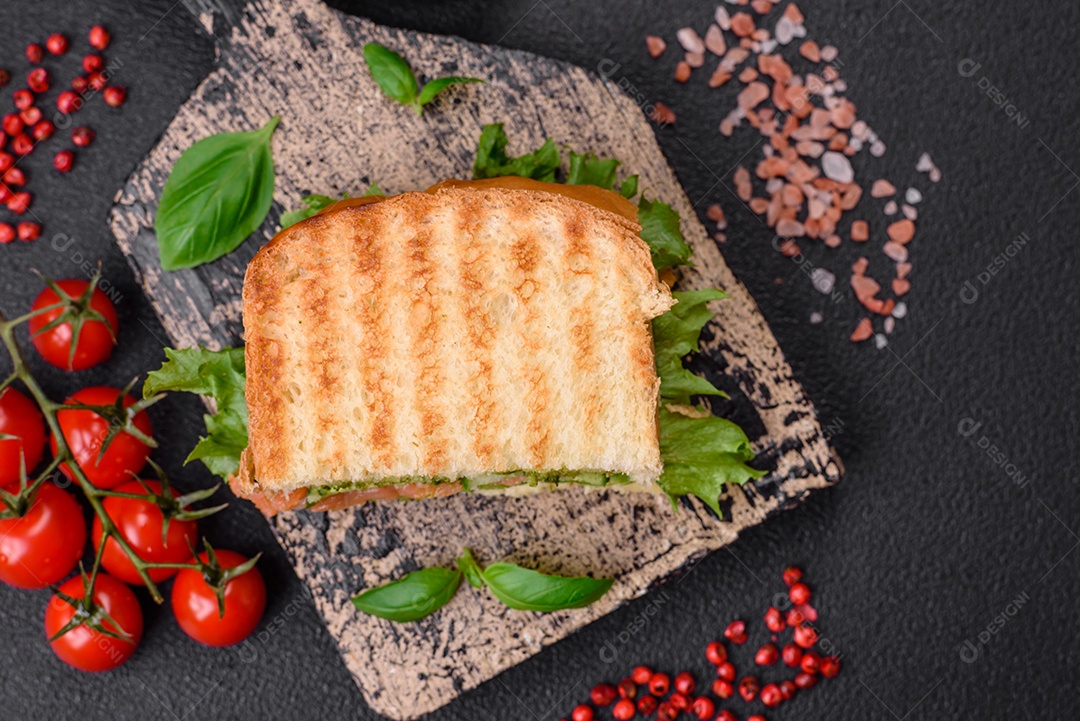 Delicioso pão trançado crocante com passas dentro e glacê branco fora sobre um fundo escuro de concreto