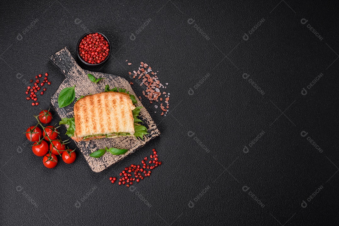 Delicioso pão trançado crocante com passas dentro e glacê branco fora sobre um fundo escuro de concreto