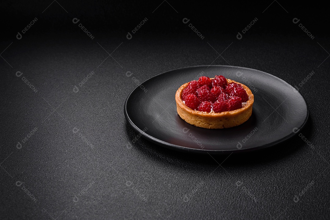 Deliciosa torta redonda doce e fresca com mirtilos maduros e creme sobre um fundo escuro de concreto