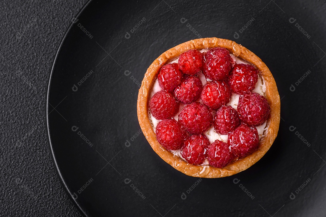 Deliciosa torta redonda doce e fresca com mirtilos maduros e creme sobre um fundo escuro de concreto
