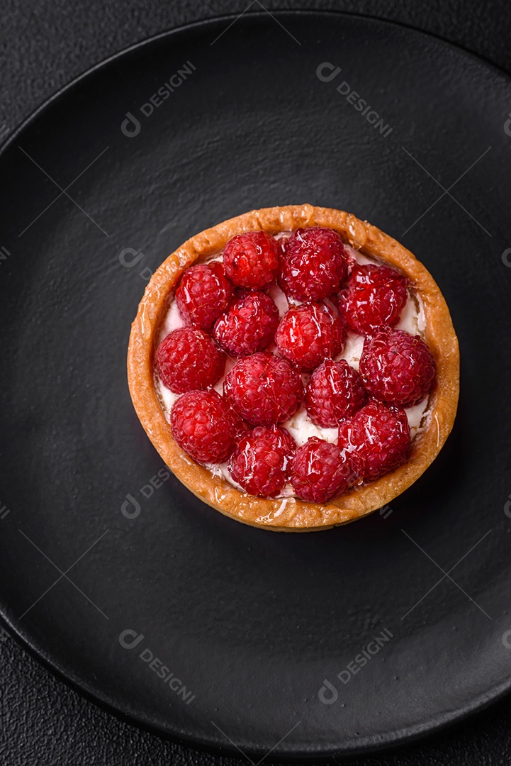 Deliciosa torta redonda doce e fresca com mirtilos maduros e creme sobre um fundo escuro de concreto