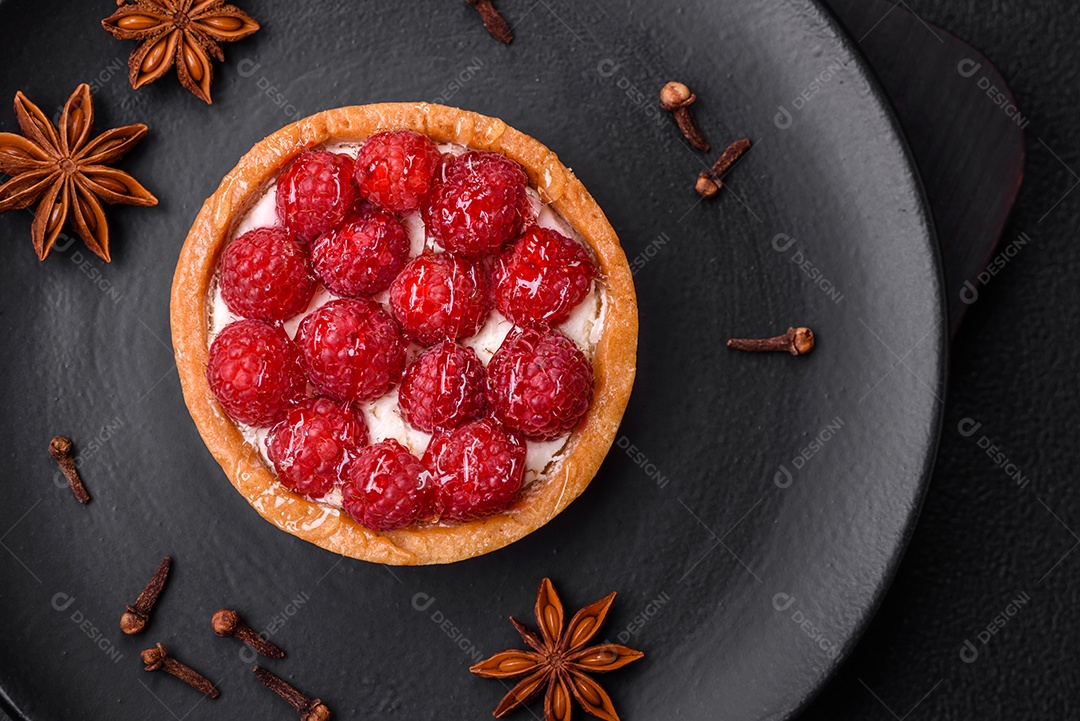 Deliciosa torta redonda doce e fresca com mirtilos maduros e creme sobre um fundo escuro de concreto