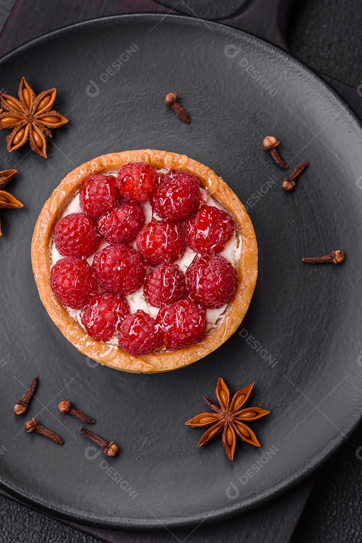 Deliciosa torta redonda doce e fresca com mirtilos maduros e creme sobre um fundo escuro de concreto