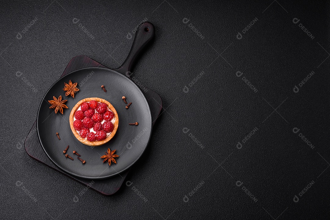 Deliciosa torta redonda doce e fresca com mirtilos maduros e creme sobre um fundo escuro de concreto