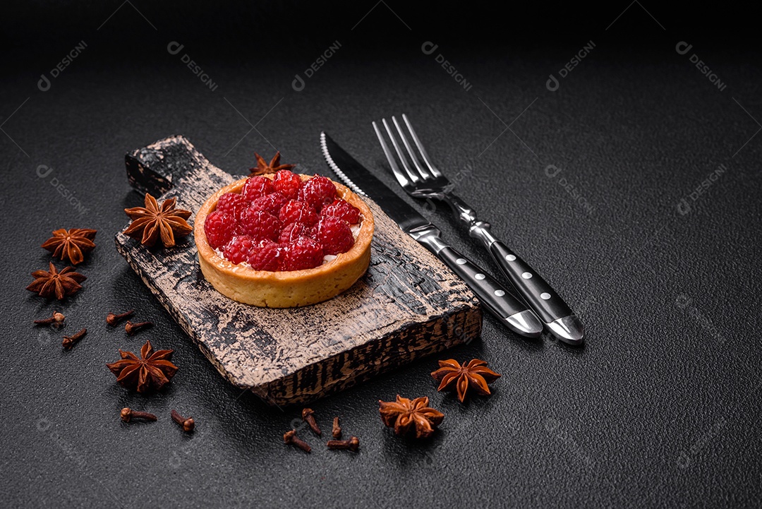 Deliciosa torta redonda doce e fresca com mirtilos maduros e creme sobre um fundo escuro de concreto