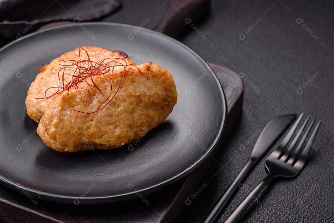 Deliciosa costeleta de batata assada recheada com frango e legumes, especiarias e sal sobre um fundo escuro de concreto