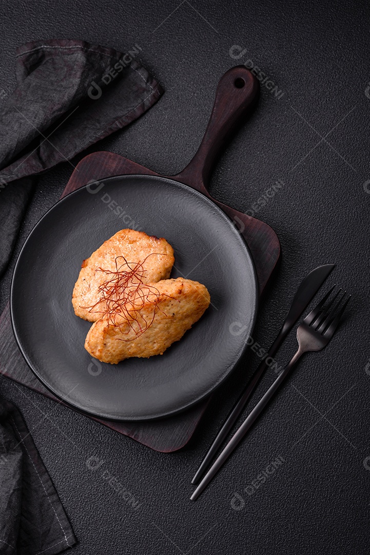 Deliciosa costeleta de batata assada recheada com frango e legumes, especiarias e sal sobre um fundo escuro de concreto