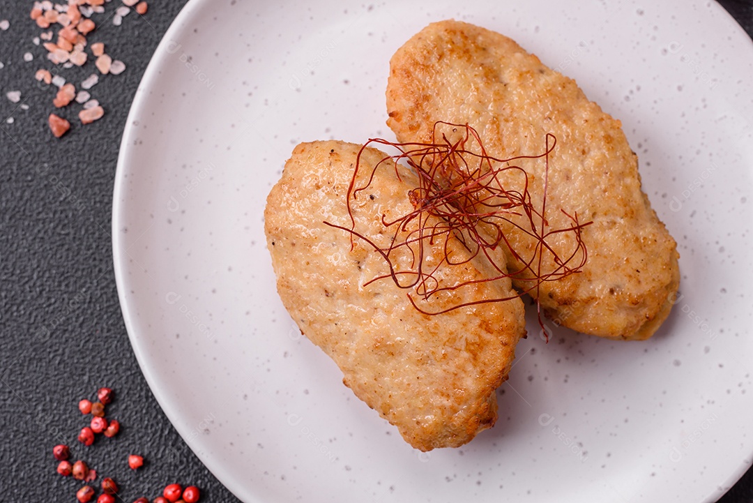 Deliciosa costeleta de batata assada recheada com frango e legumes, especiarias e sal sobre um fundo escuro de concreto