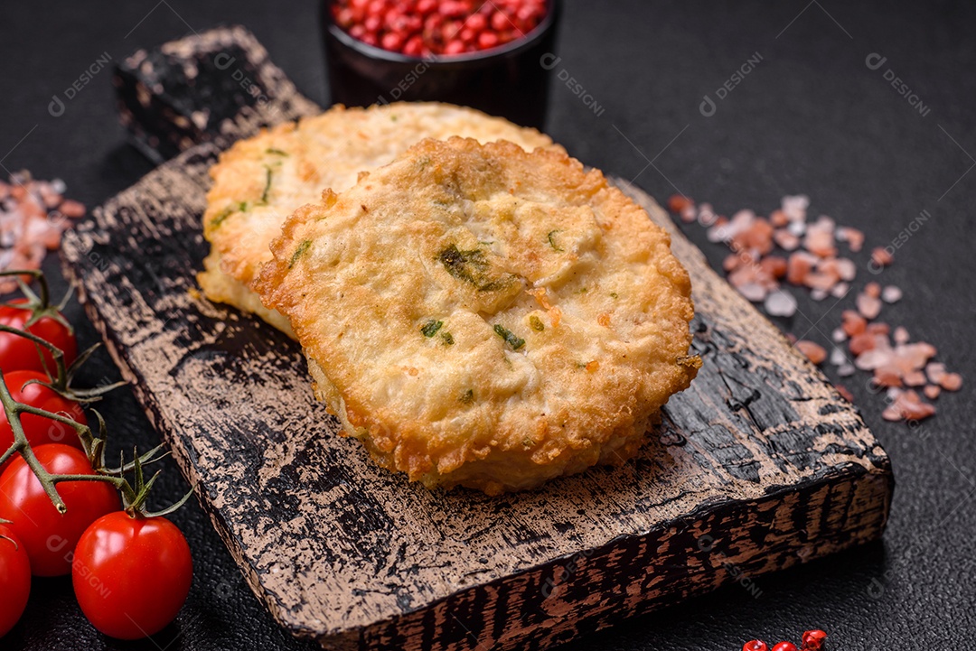 Deliciosos suculentos pedaços de frango grelhado em molho agridoce com sal e especiarias num prato cerâmico