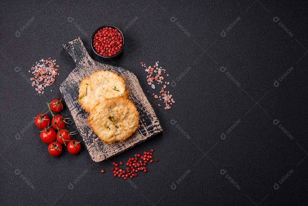 Deliciosos suculentos pedaços de frango grelhado em molho agridoce com sal e especiarias num prato cerâmico