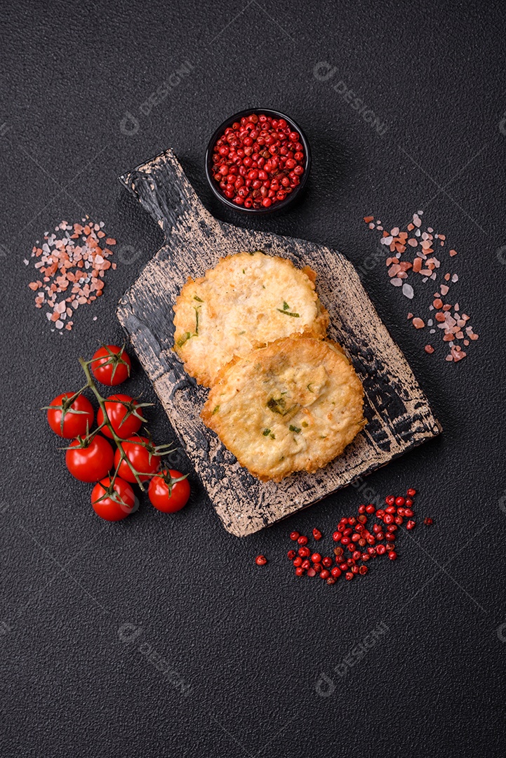 Deliciosos suculentos pedaços de frango grelhado em molho agridoce com sal e especiarias num prato cerâmico