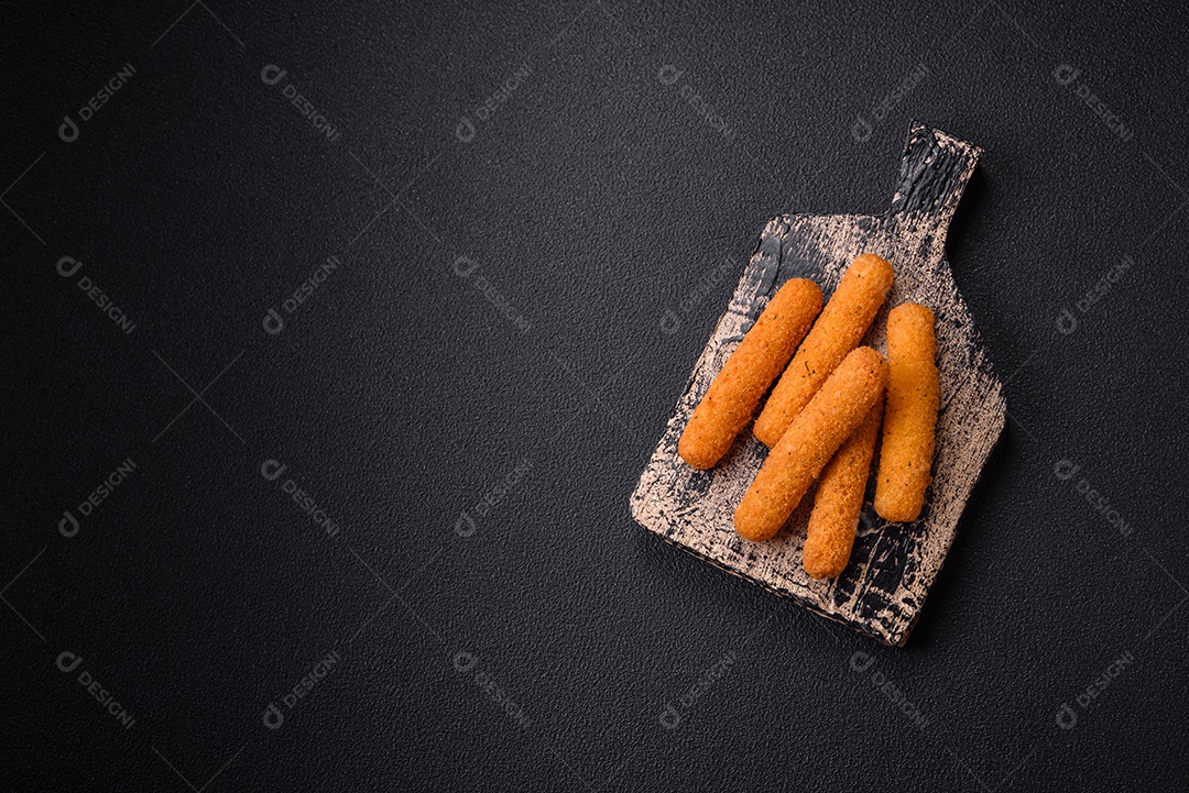 Deliciosos palitos de queijo crocante com mussarela, sal e especiarias, empanados e fritos em óleo. Comida rápida, take-away