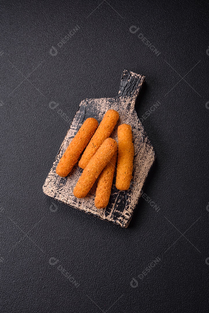 Deliciosos palitos de queijo crocante com mussarela, sal e especiarias, empanados e fritos em óleo. Comida rápida, take-away