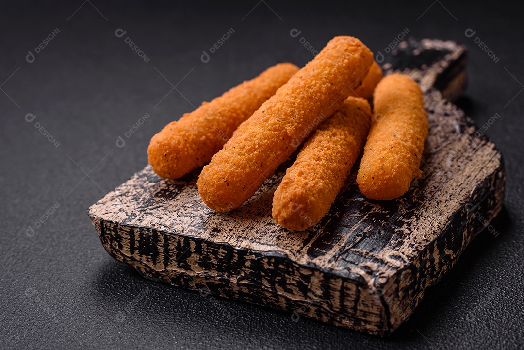 Deliciosos palitos de queijo crocante com mussarela, sal e especiarias, empanados e fritos em óleo. Comida rápida, take-away