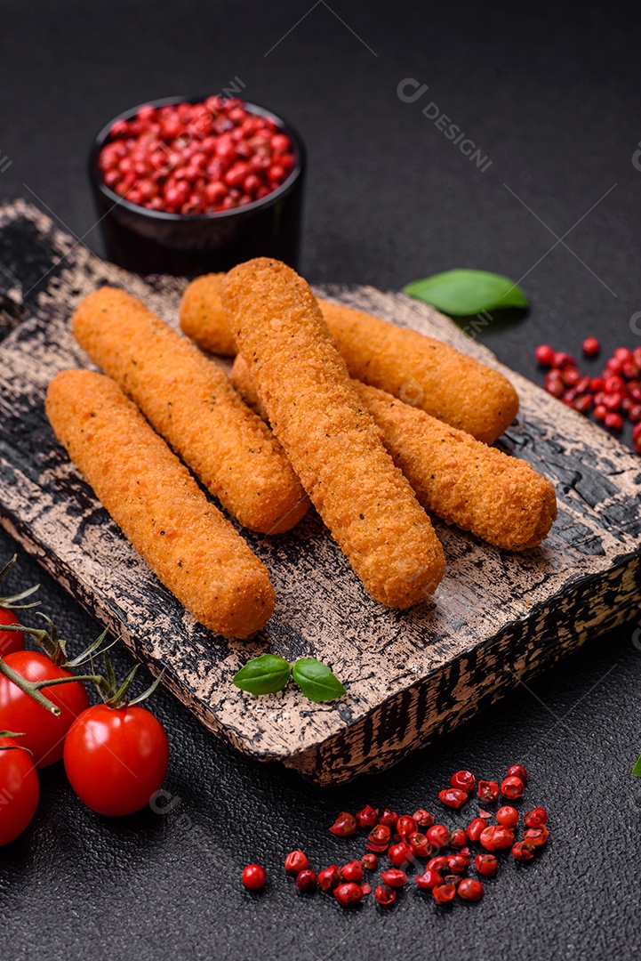 Deliciosos palitos de queijo crocante com mussarela, sal e especiarias, empanados e fritos em óleo. Comida rápida, take-away