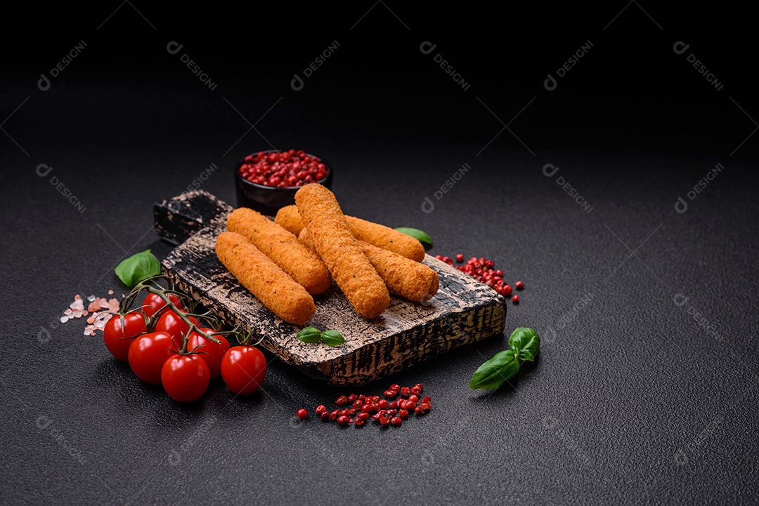 Deliciosos palitos de queijo crocante com mussarela, sal e especiarias, empanados e fritos em óleo. Comida rápida, take-away