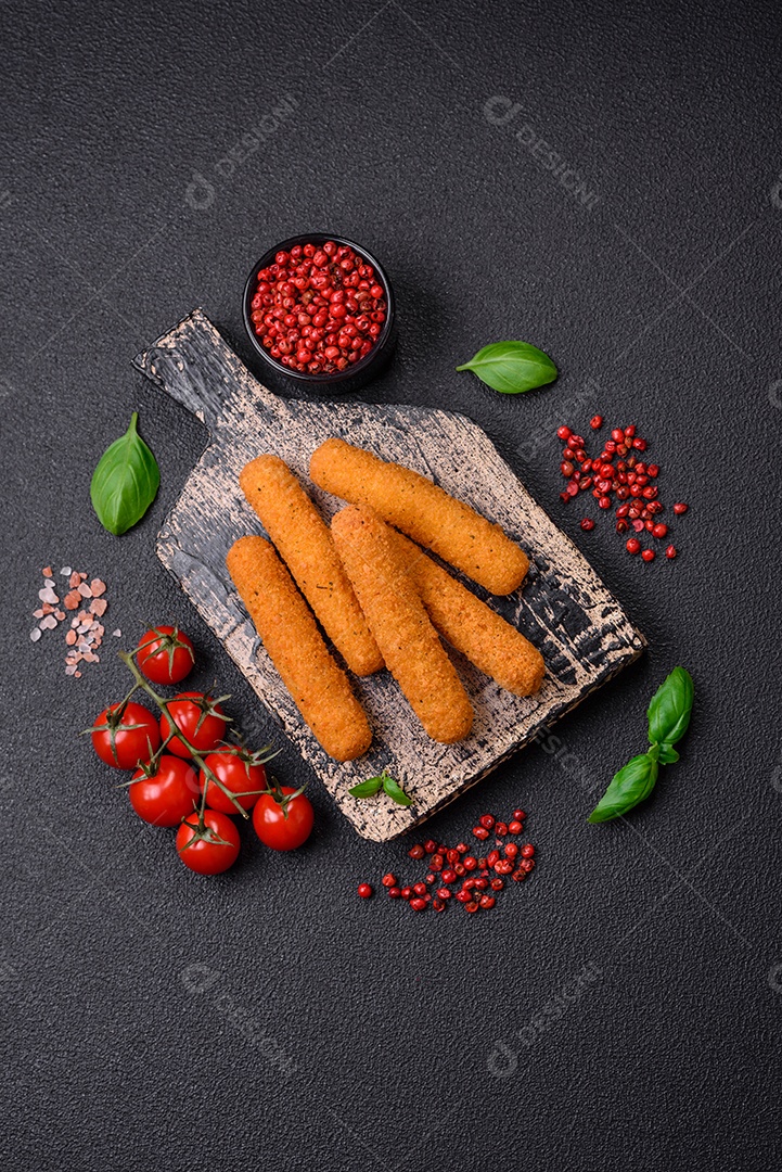 Deliciosos palitos de queijo crocante com mussarela, sal e especiarias, empanados e fritos em óleo. Comida rápida, take-away