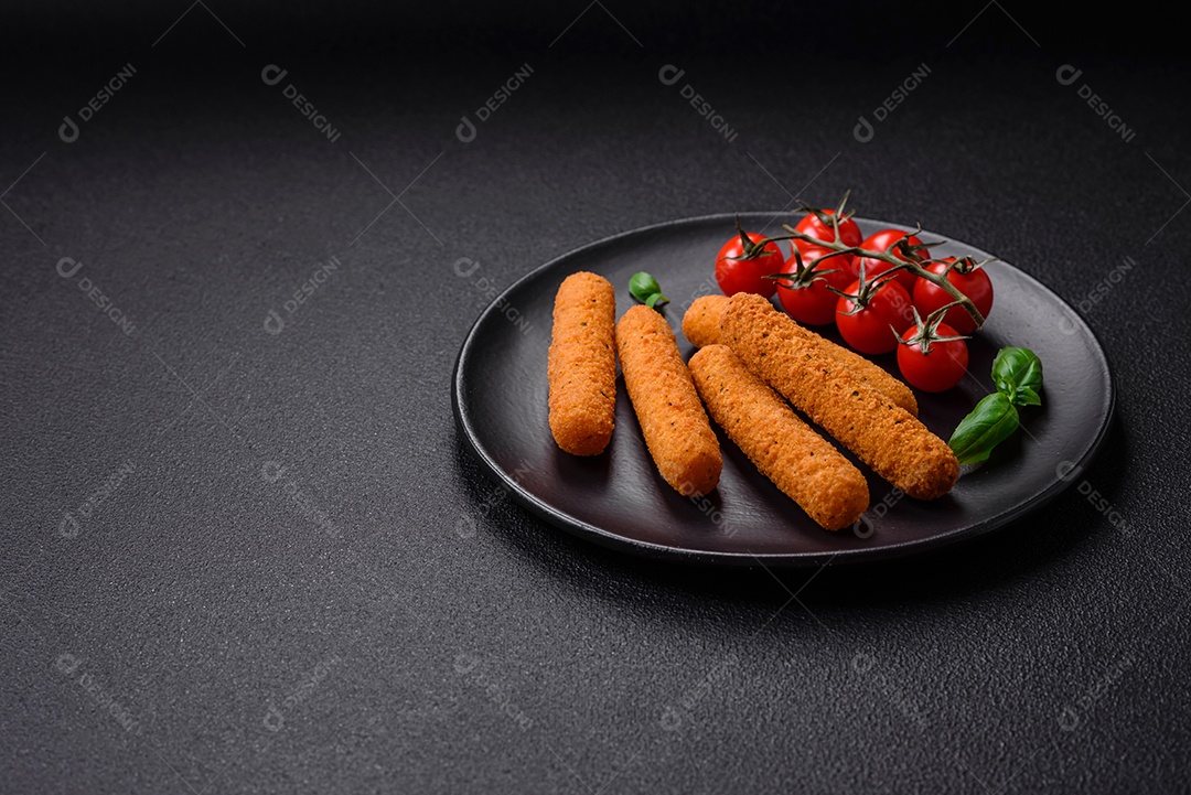 Deliciosos palitos de queijo crocante com mussarela, sal e especiarias, empanados e fritos em óleo. Comida rápida, take-away