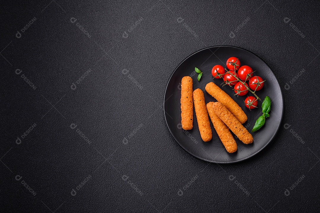 Deliciosos palitos de queijo crocante com mussarela, sal e especiarias, empanados e fritos em óleo. Comida rápida, take-away