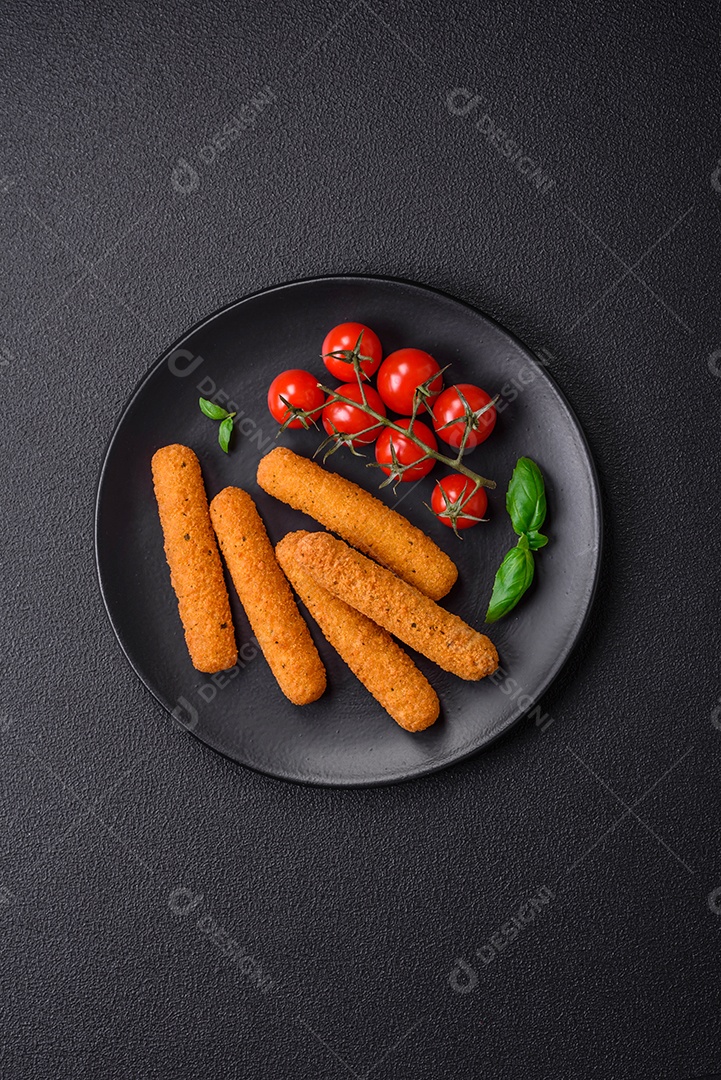 Deliciosos palitos de queijo crocante com mussarela, sal e especiarias, empanados e fritos em óleo. Comida rápida, take-away