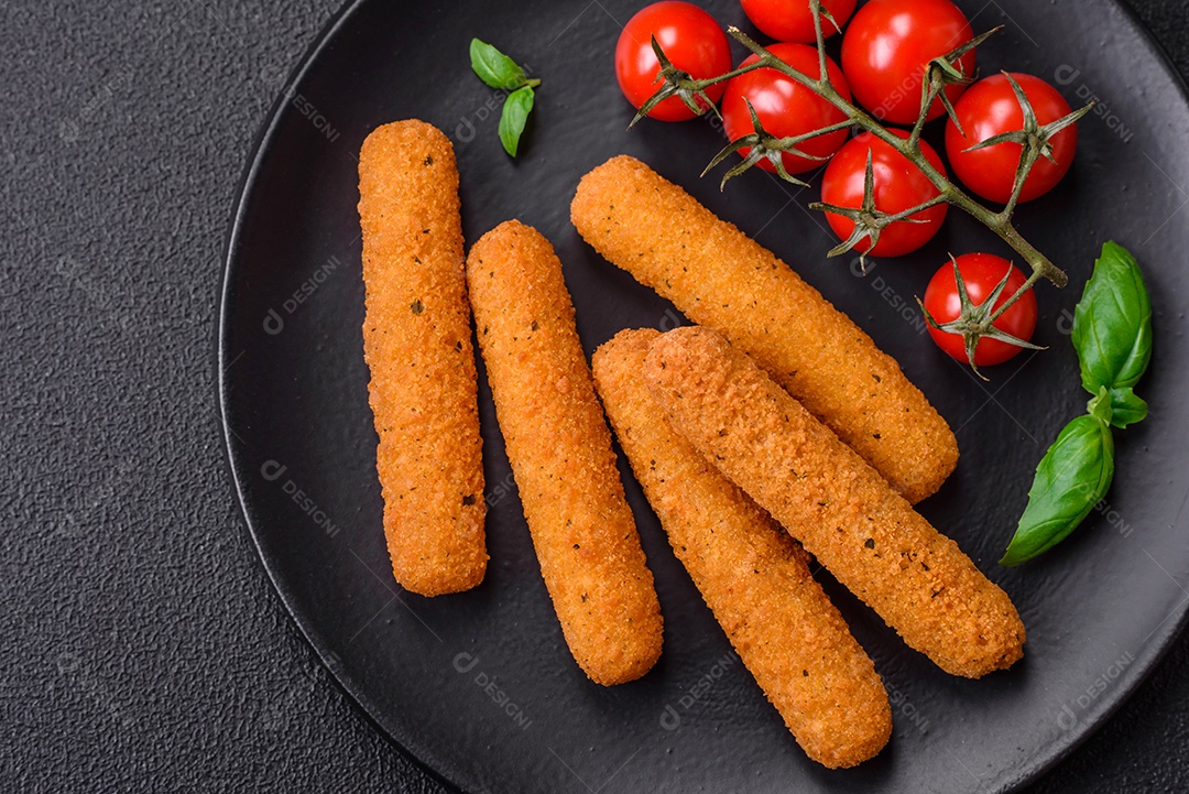Deliciosos palitos de queijo crocante com mussarela, sal e especiarias, empanados e fritos em óleo. Comida rápida, take-away