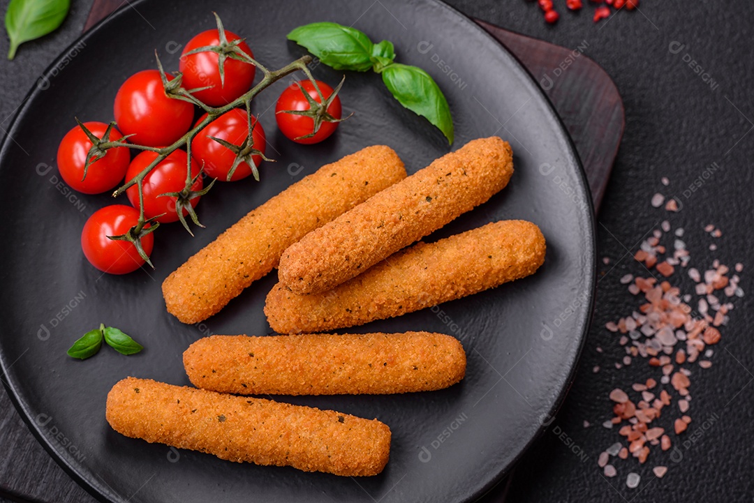 Deliciosos palitos de queijo crocante com mussarela, sal e especiarias, empanados e fritos em óleo. Comida rápida, take-away