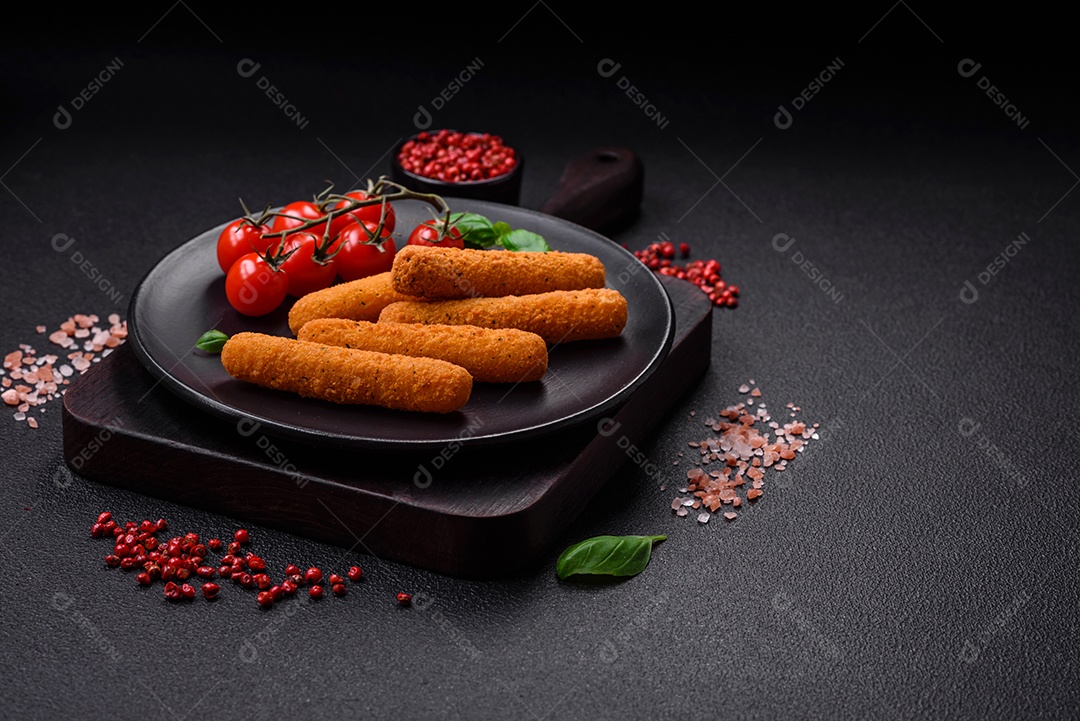 Deliciosos palitos de queijo crocante com mussarela, sal e especiarias, empanados e fritos em óleo. Comida rápida, take-away