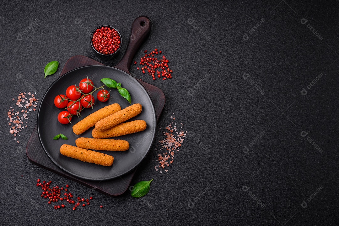 Deliciosos palitos de queijo crocante com mussarela, sal e especiarias, empanados e fritos em óleo. Comida rápida, take-away