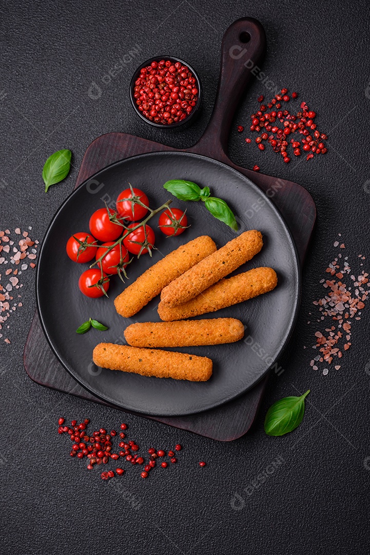 Deliciosos palitos de queijo crocante com mussarela, sal e especiarias, empanados e fritos em óleo. Comida rápida, take-away
