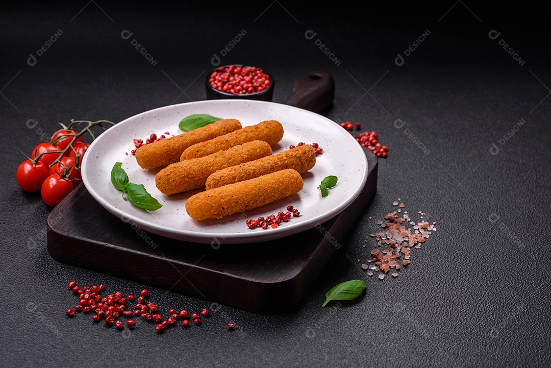 Deliciosos palitos de queijo crocante com mussarela, sal e especiarias, empanados e fritos em óleo. Comida rápida, take-away