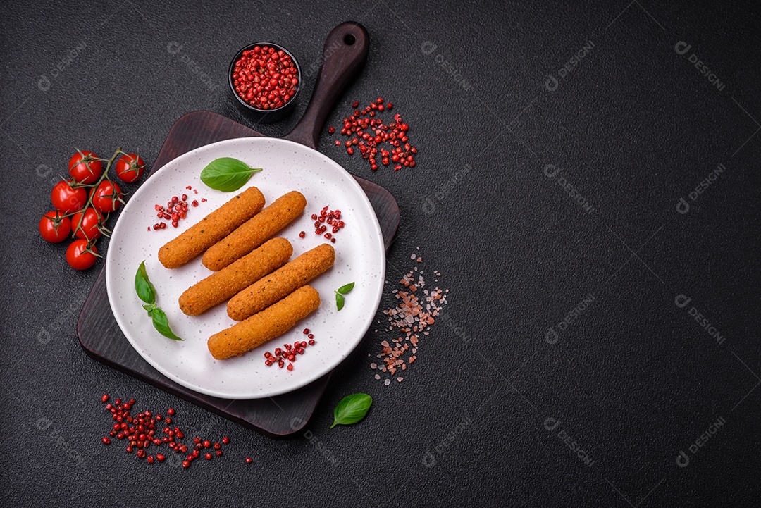 Deliciosos palitos de queijo crocante com mussarela, sal e especiarias, empanados e fritos em óleo. Comida rápida, take-away