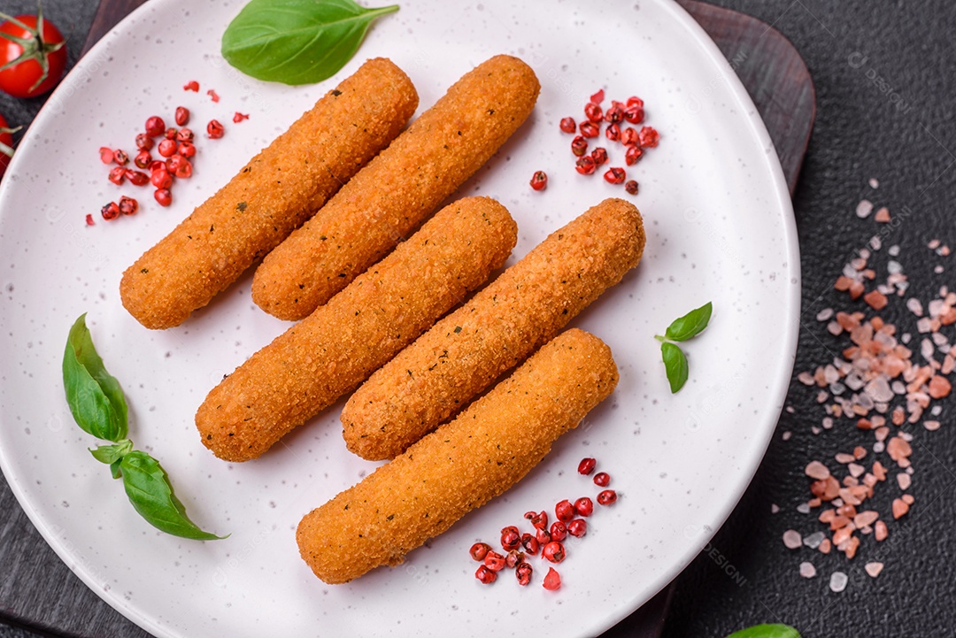 Deliciosos palitos de queijo crocante com mussarela, sal e especiarias, empanados e fritos em óleo. Comida rápida, take-away