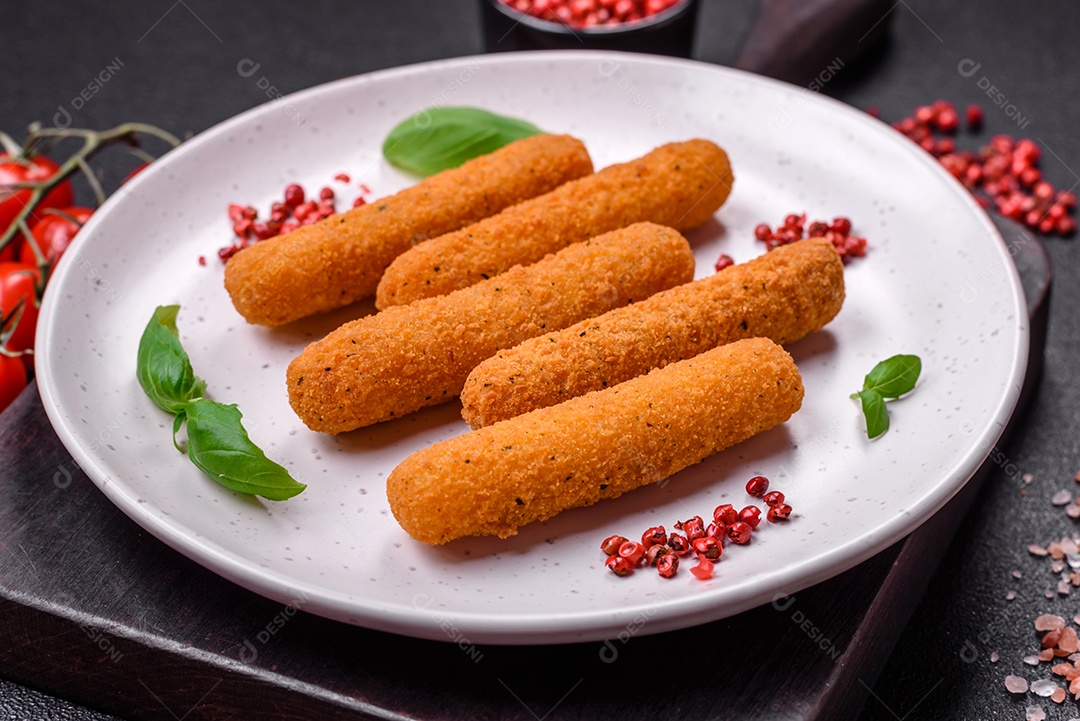 Deliciosos palitos de queijo crocante com mussarela, sal e especiarias, empanados e fritos em óleo. Comida rápida, take-away