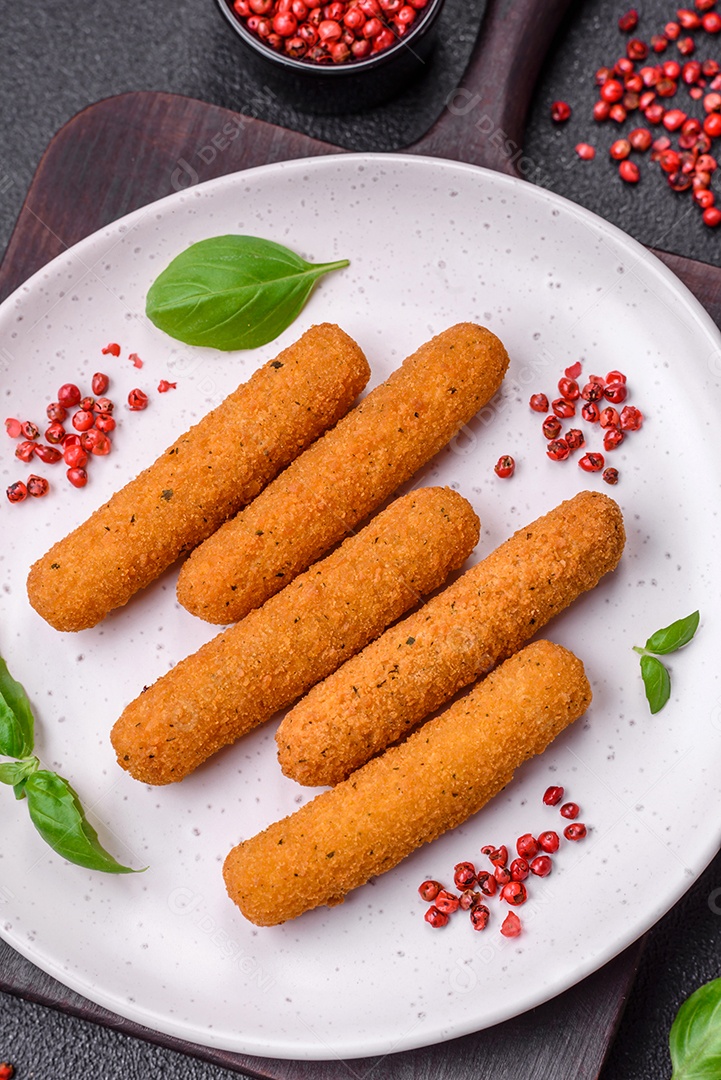 Deliciosos palitos de queijo crocante com mussarela, sal e especiarias, empanados e fritos em óleo. Comida rápida, take-away