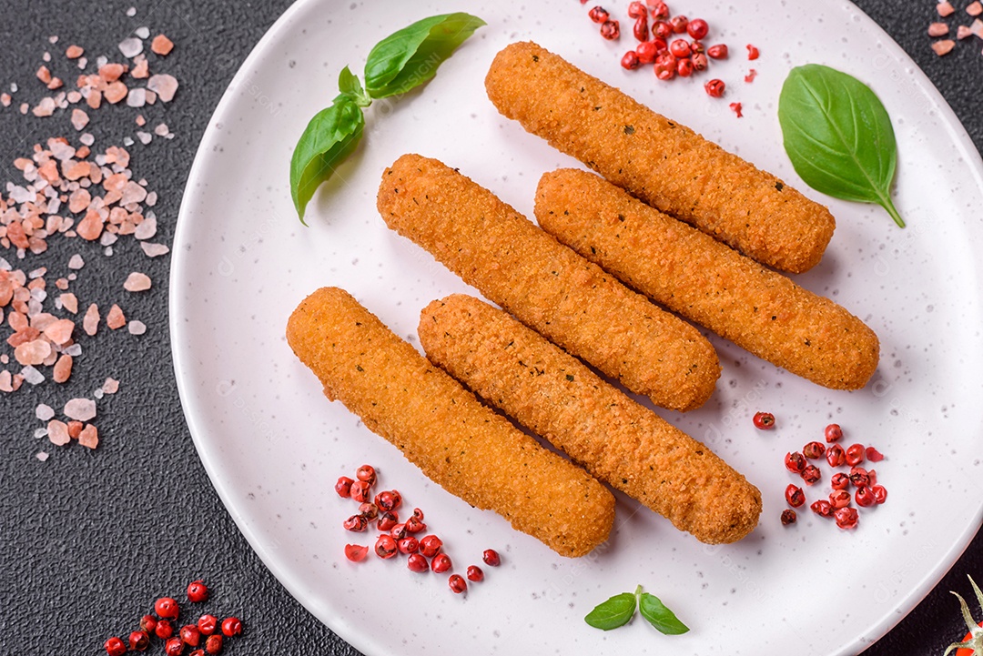 Deliciosos palitos de queijo crocante com mussarela, sal e especiarias, empanados e fritos em óleo. Comida rápida, take-awa